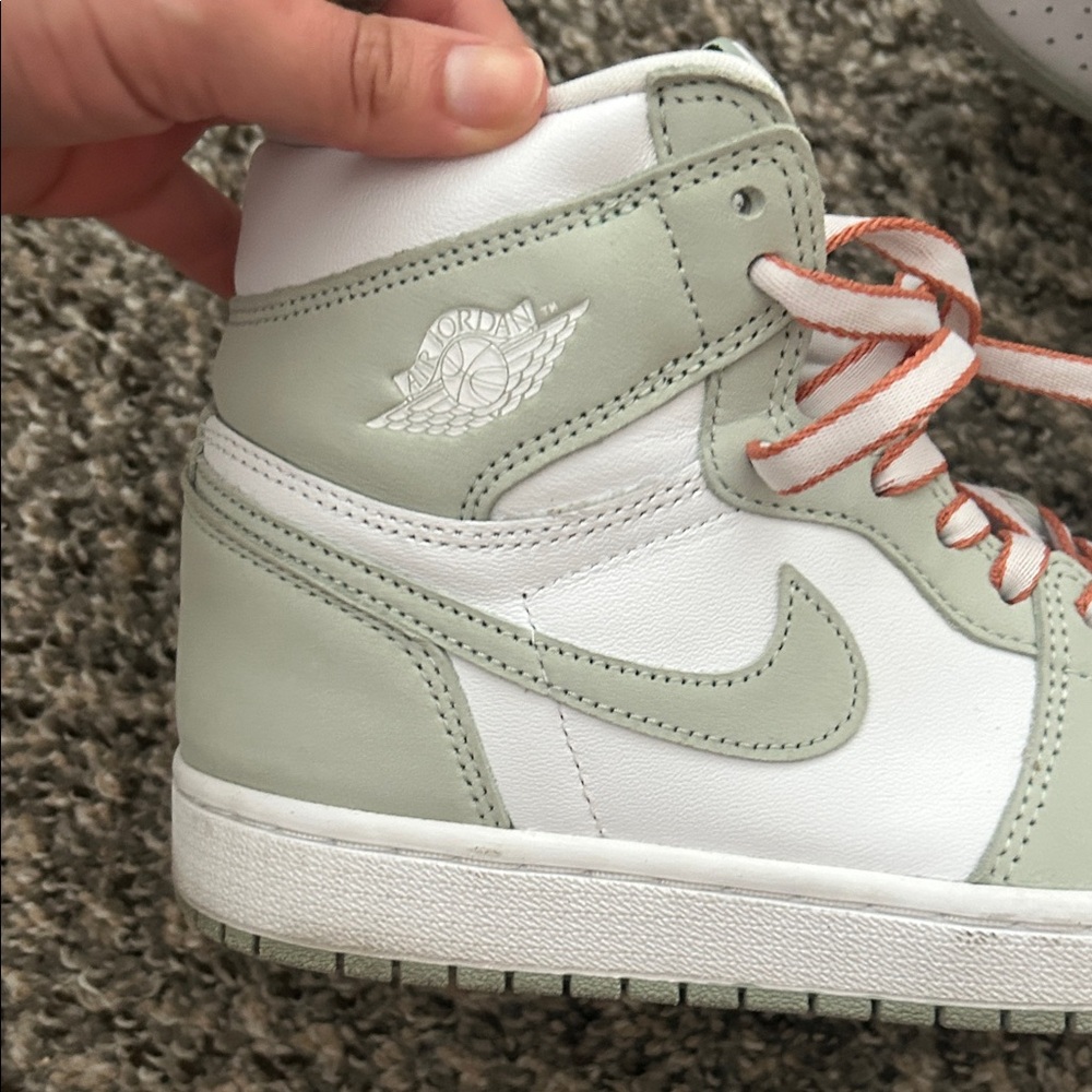 Women’s Nike Air Jordan 1 High Top (Seafoam) 7.5 - Picture 3 of 9